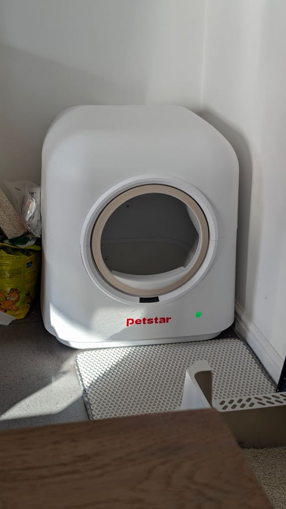 Self cleaning automatic litter tray very good condition 