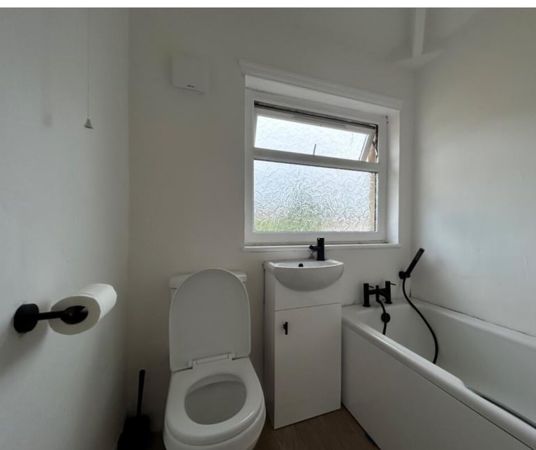 3/4 bedroom Semi - detached house to rent 