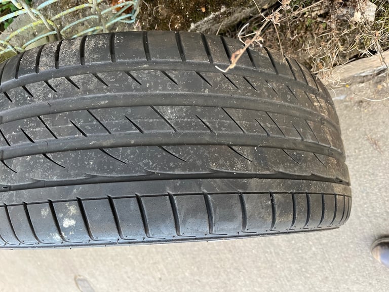 20” Alloy wheels with 255/35 ZR20 tyres.