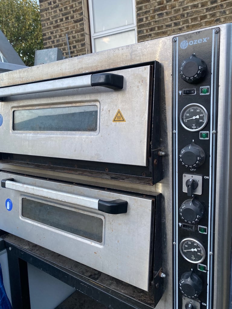 Electric pizza/baking oven