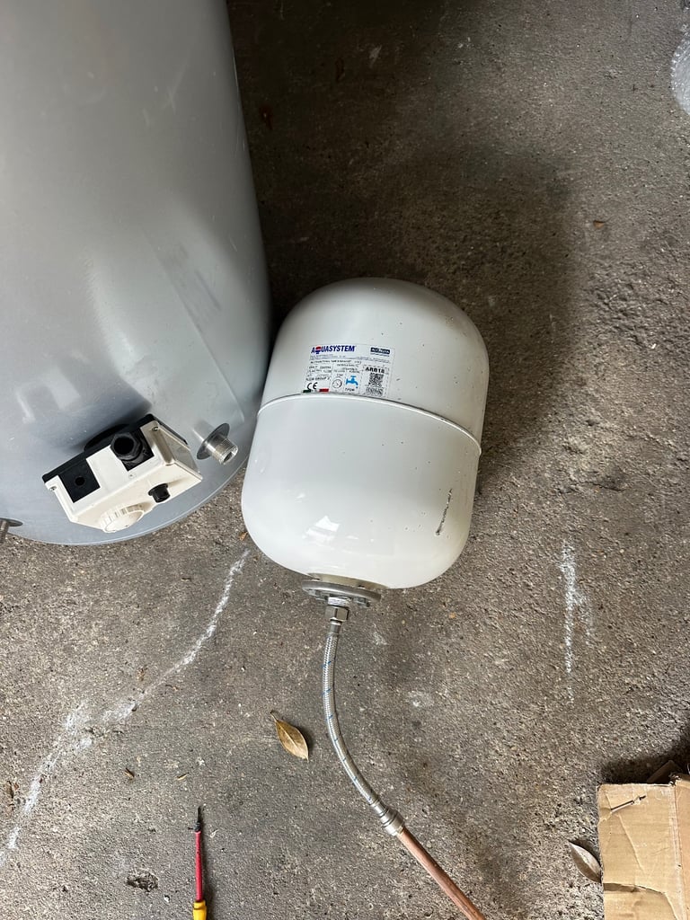 Unvented hot water cylinder 