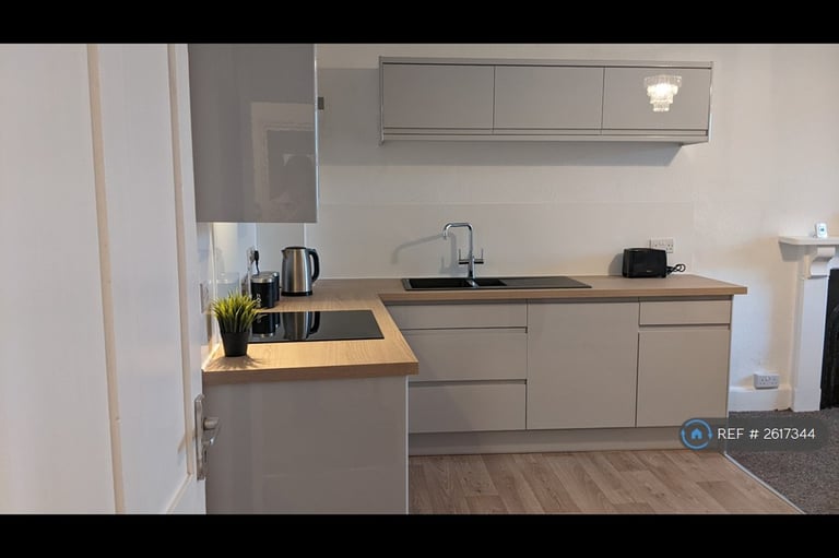 image for 2 bedroom flat in Hillsborough Road, Ilfracombe, EX34 (2 bed) (#2617344)