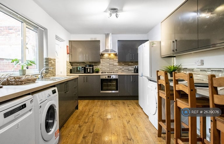 image for 6 bedroom house in Albert Grove, Nottingham, NG7 (6 bed) (#2639076)