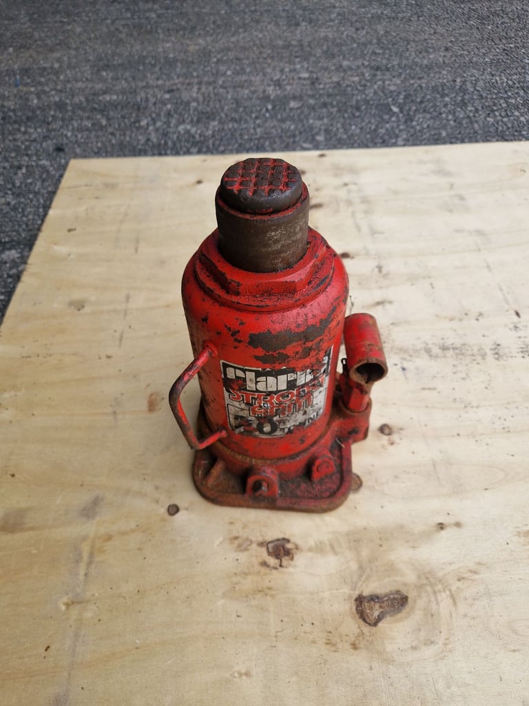 image for Clarke Strong Arm 20 Tonne Bottle Jack. For repair or parts. 