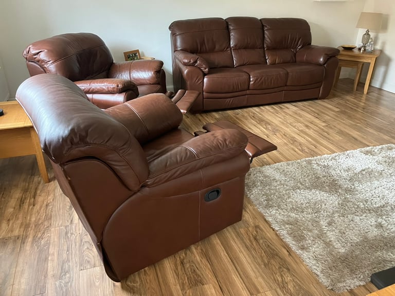 LEATHER SOFA & TWO RECLINING ARMCHAIRS 