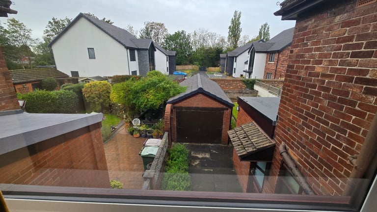 3 Bedroom Semi-Detached House with Garage and Gardene & Garden