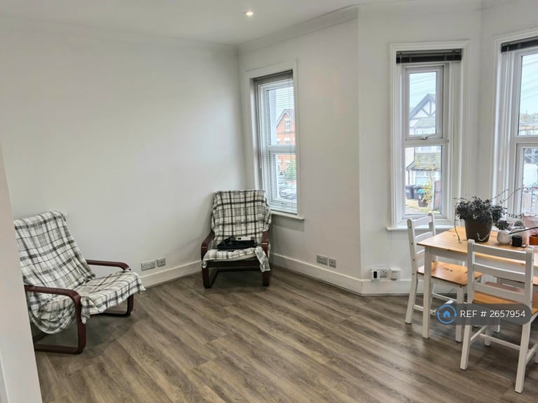 2 bedroom flat in Stewart Road, Bournemouth, BH8 (2 bed) (#2657954)