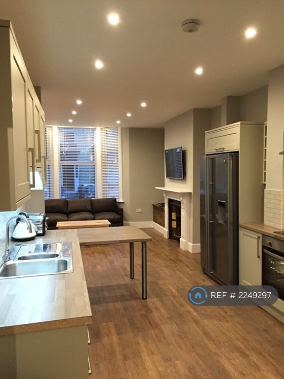 6 bedroom house in Gresford Avenue, Liverpool, L17 (6 bed) (#2249297)