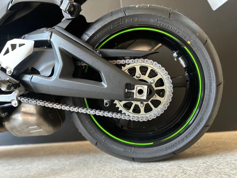 STUNNING ONE OWNER 2024/24 KAWASAKI ZX-10R MOTORCYCLE 