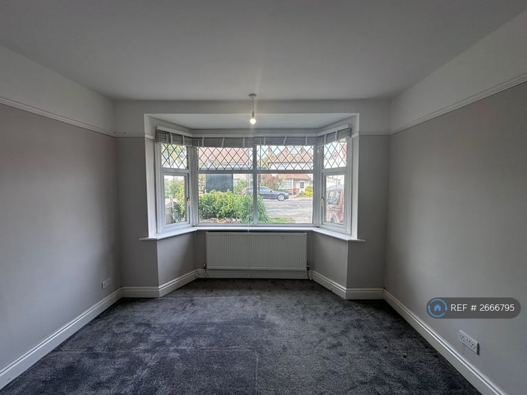 3 bedroom house in Squirrels Heath Road, Romford, RM3 (3 bed) (#2666795)