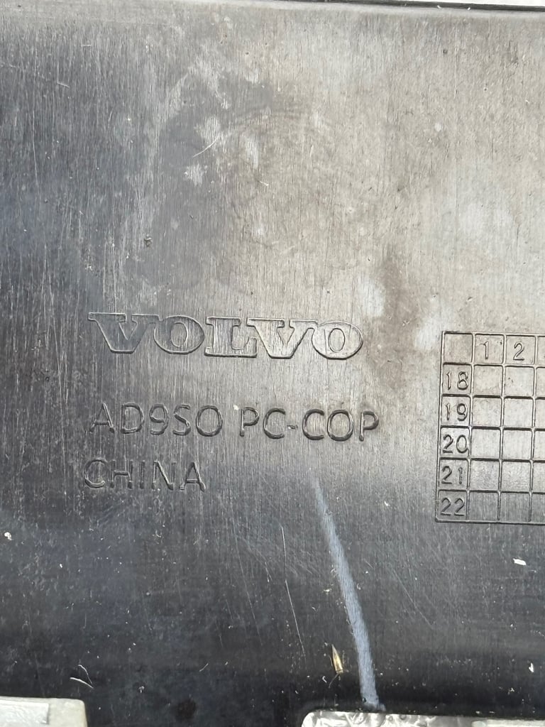 Volvo XC40 Front Inscription Grille 2017 Onwards Now P/N 31457347 & 31457344. 