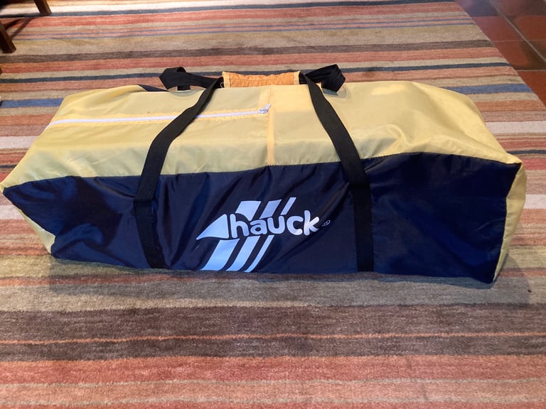 Hauck Dream N Play Travel Cot for Babies and Toddlers, Compact. Excellent condition -as new