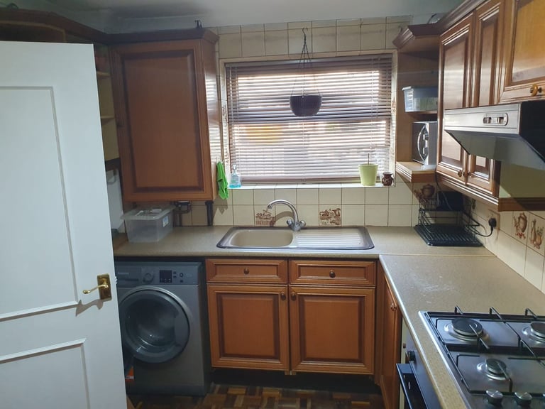 Large room with super king bed - bathroom, WC and kitchen (UB5 6JB)