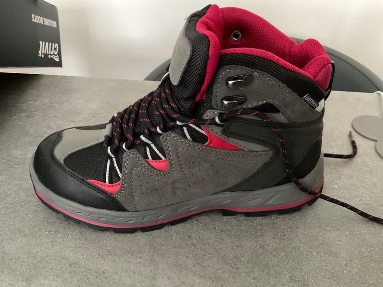 WALKING BOOTS 6.5 UK SIZE