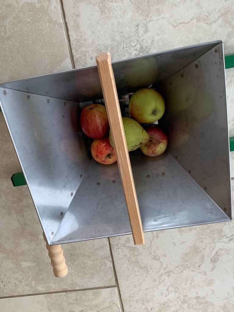 Vigo fruit crusher and 12L cast iron press