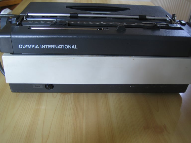 OLYMPIA REPORT DE LUXE ELECTRIC TYPEWRITER