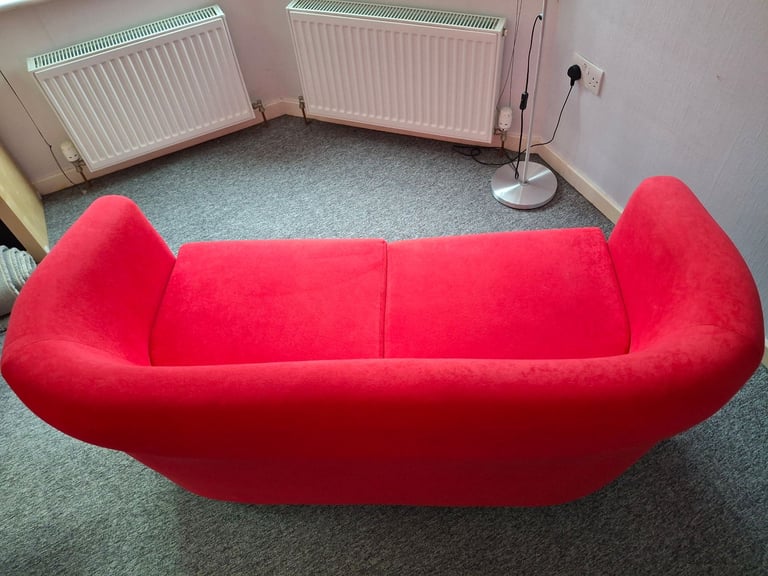 Sofa : Small 2 Seater Tub (as new)