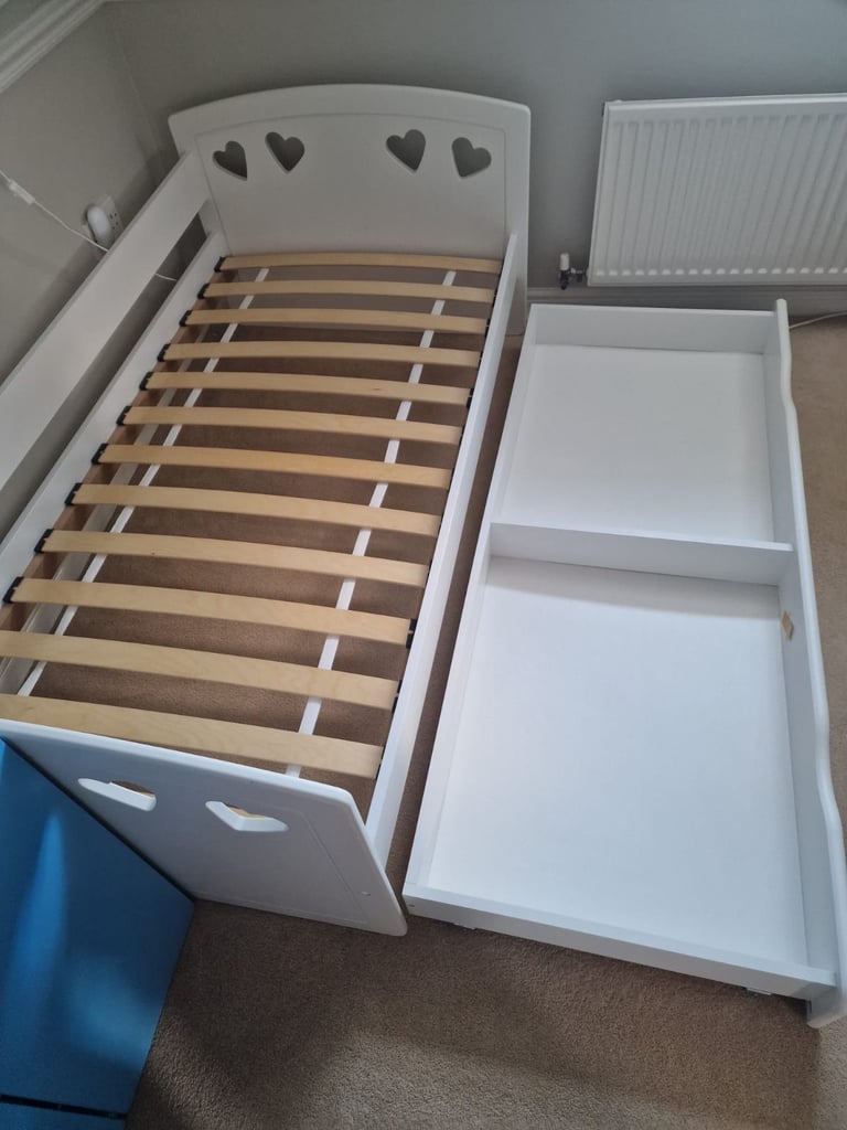 Beautiful toddler bed frame for girl