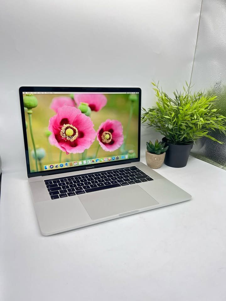 Apple MacBook Pro Powerful 2018 i7 32Gb Fast SSD AMD Pro Dedicated Graphics Touchbar 4k 