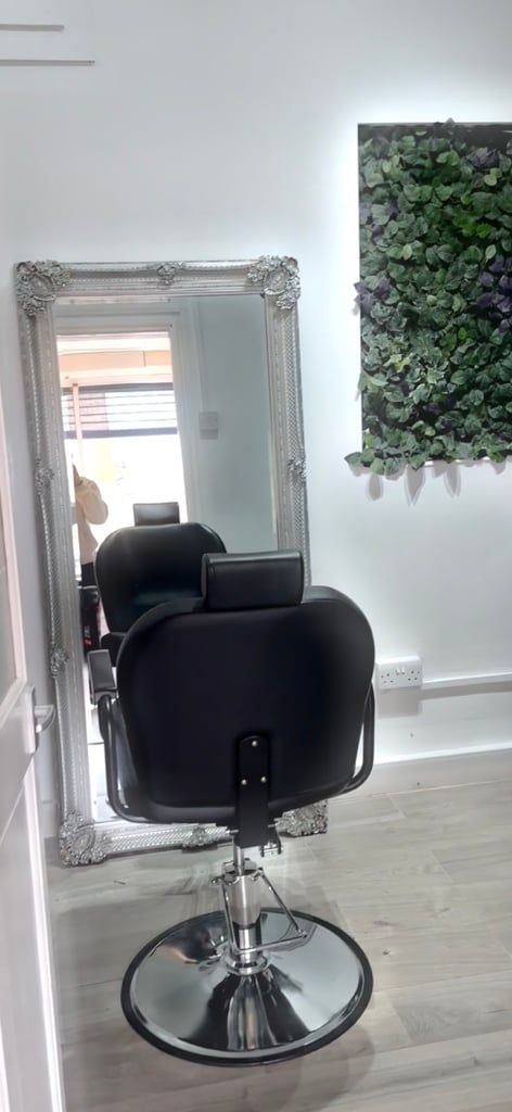 Hairdressing Chair in salon (£150 p/w)