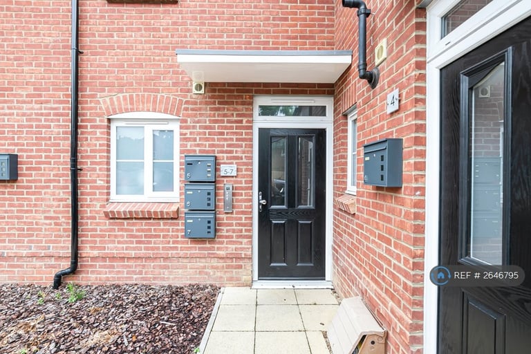 2 bedroom flat in Lawton Green, Loughton, IG10 (2 bed) (#2646795)