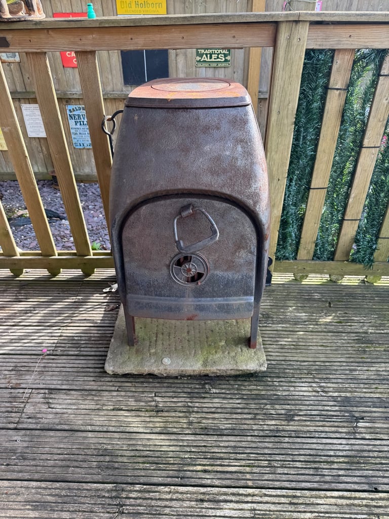 Jotul 4 Classic Vintage Cast Iron Wood Burning Stove 7” Rear Flue Exit.has a hot plate