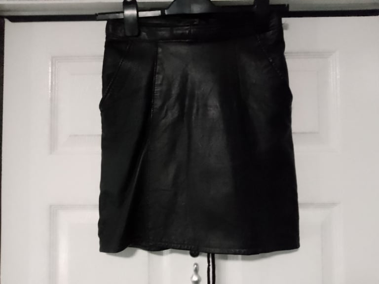 VINTAGE HAND MADE LEATHER MINI SKIRT WITH POCKETS W 25" L 17" 1980'S