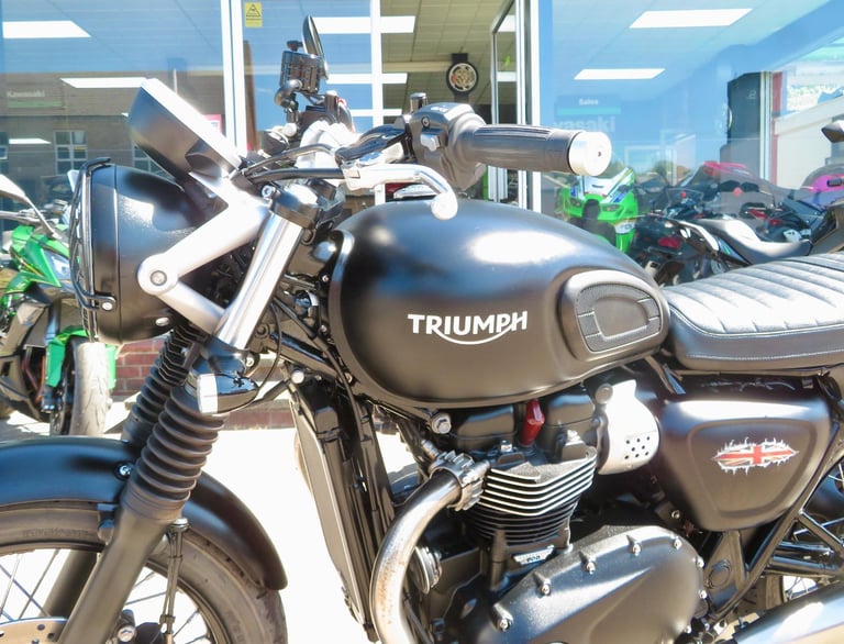 TRIUMPH BONNEVILLE STREET TWIN 900 BRAT TRACKER EDITION 