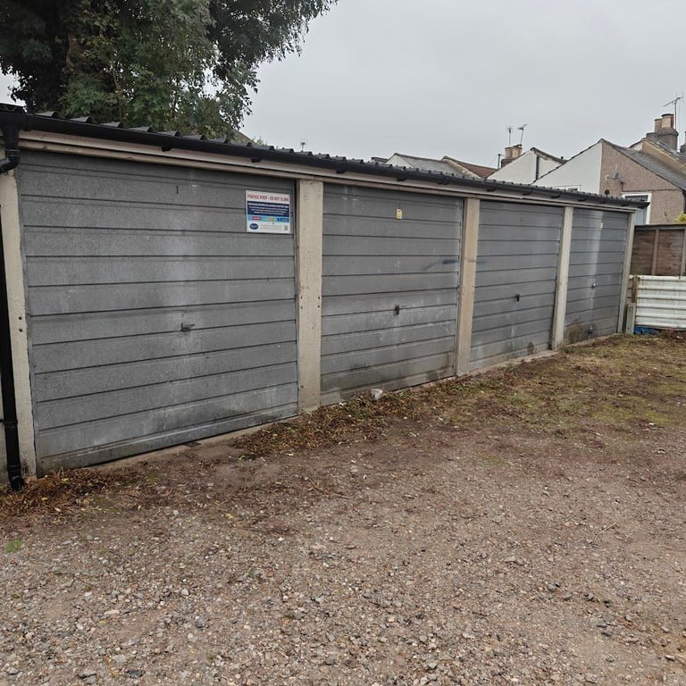 Garage/Parking/Storage to rent: Cromwell Road (r/o 35-37) Warley, Brentwood, Essex CM14 5DT