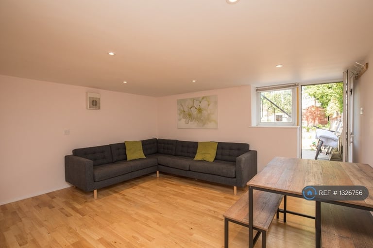 6 bedroom house in Rupert Road, Guildford, GU2 (6 bed) (#1326756)