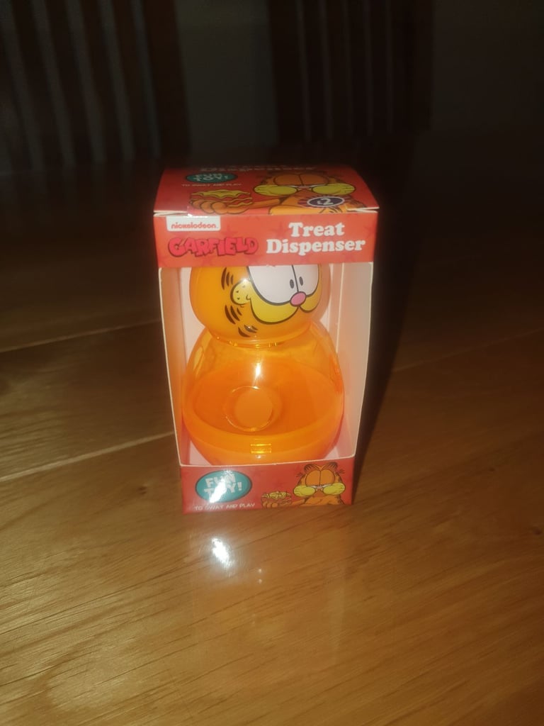 Treat dispenser for cat 