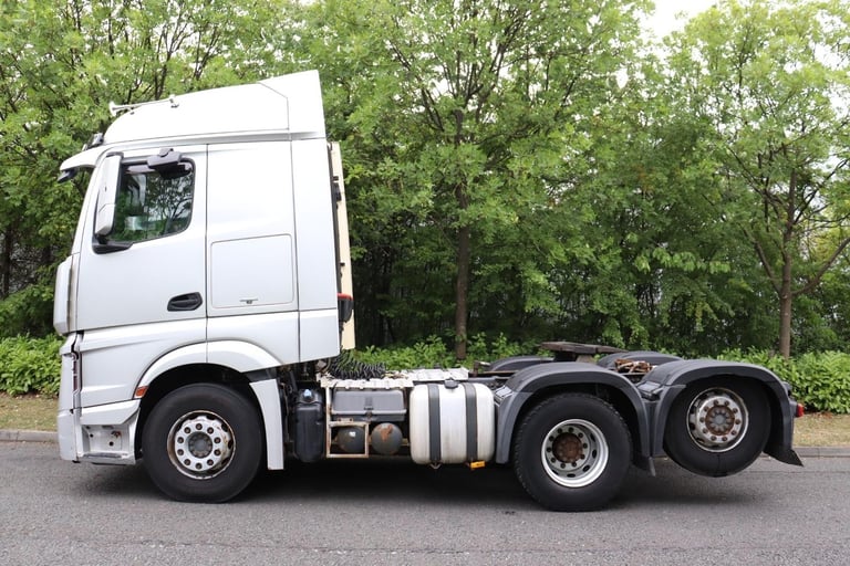 MERCEDES ACTROS 2548 STREAMSPACE 6X2 REARLIFT TRACTOR (2015)
