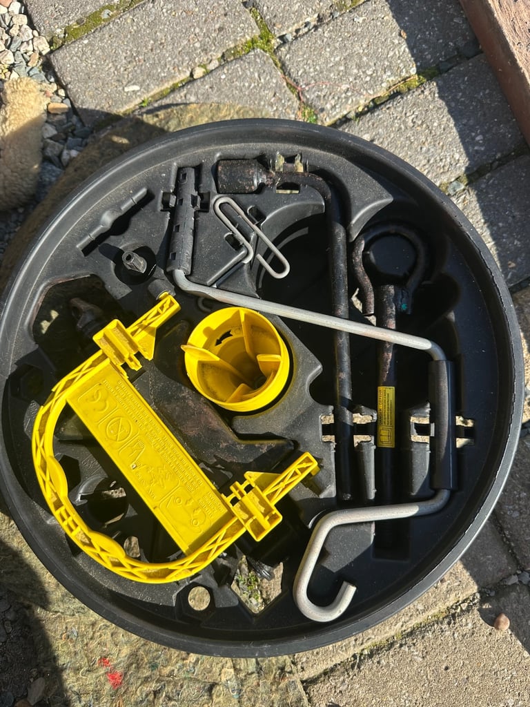 Car jack, towing eye 