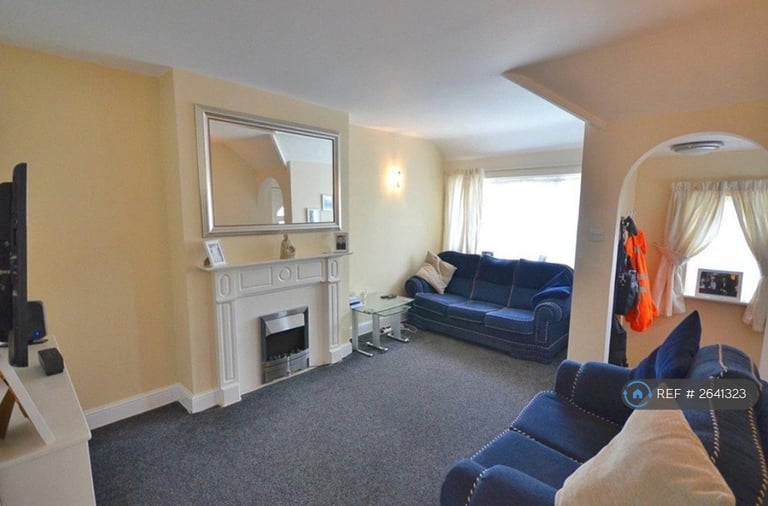 1 bedroom flat in Wiltshire Avenue, Slough, SL2 (1 bed) (#2641323)