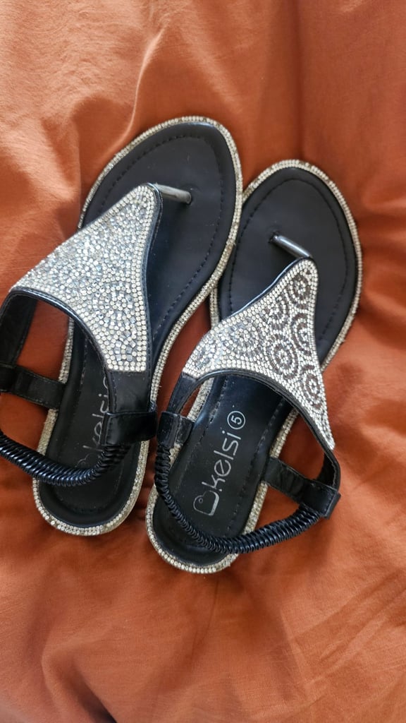 image for Diamante style toe post sandals, size 5, really comfy