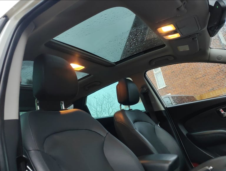 Hyundai IX35 Premium 2.0CRDI 4X4 with AUTO GEARBOX, FULL SERVICE HISTORY