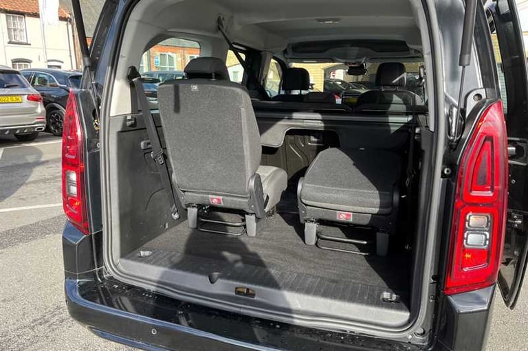 2025 Vauxhall Combo Life Electric 52kWh Design XL MPV 5dr Electric Auto (7.4kW Charger) (136 ps) ...