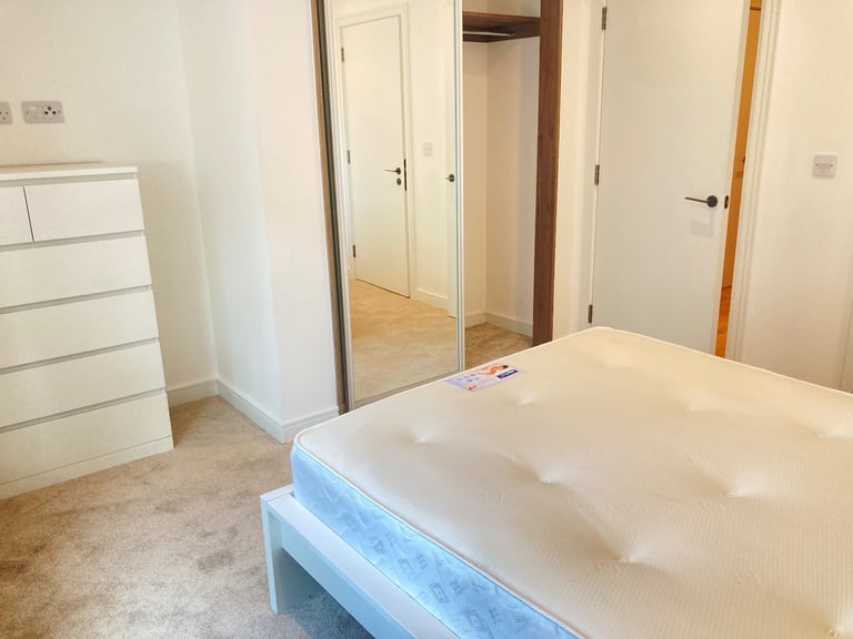 New Build Quality Lift Concierge Balcony Flat 2 Bed 2 Bath Gardens Gym Lounge Cinema Near Rail Bus