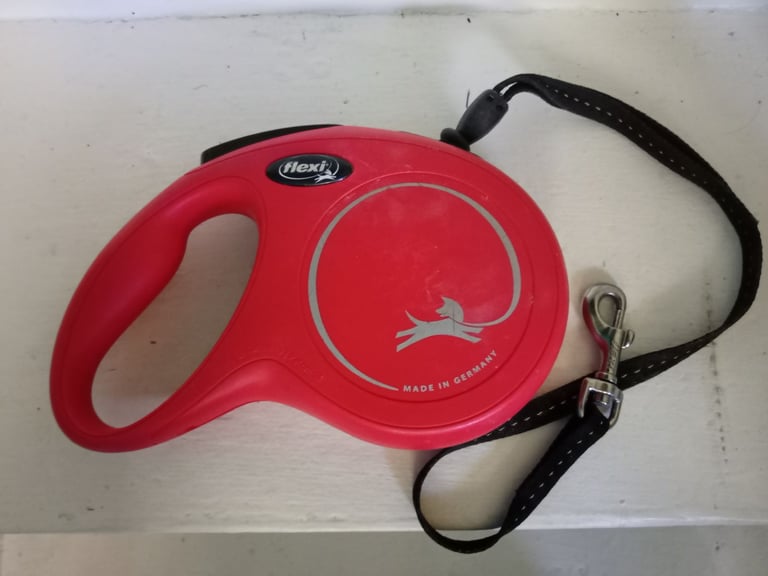 Dog lead red retractable 