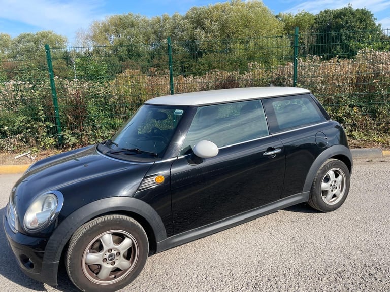 MINI COOPER 1.6 PETROL 10 REG BLACK 3 DOOR MOT FEBRUARY 25TH 2026 TAX £165 LOW INSURANCE 50+MPG