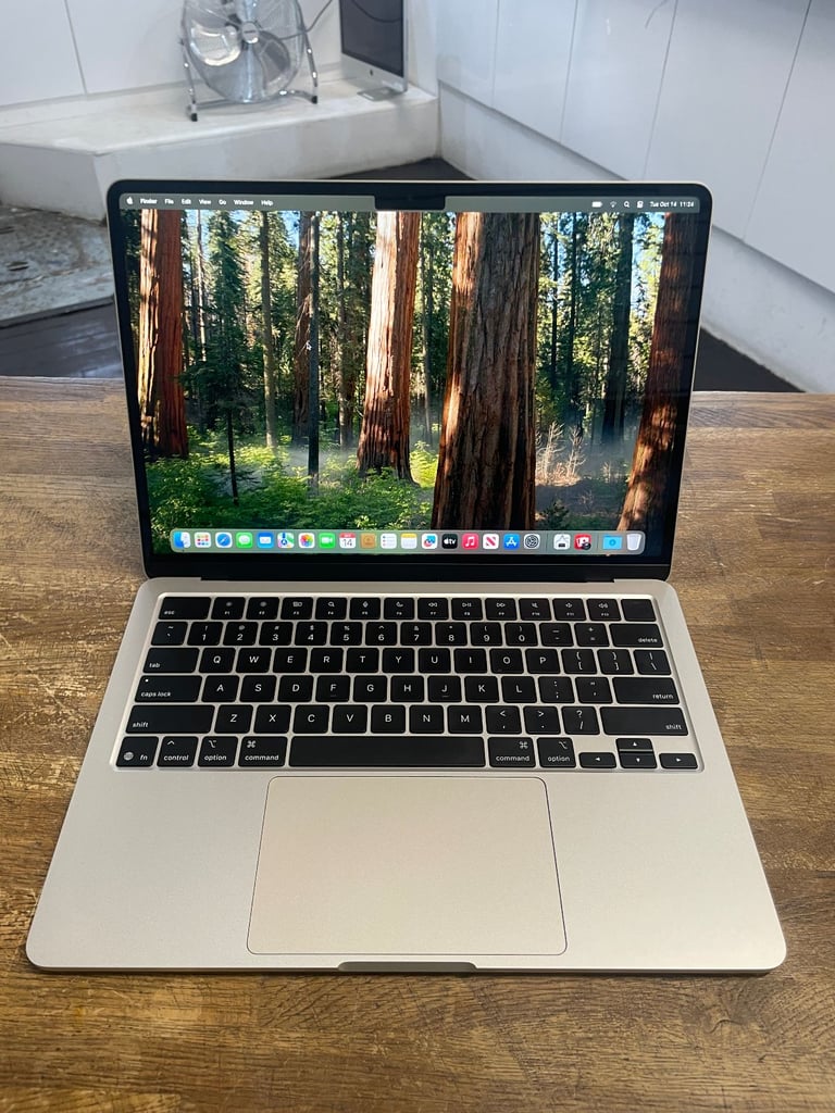  Apple MacBook Air 13.6-inch Liquid Retina M4 10 CPU/8 GPU 16GB RAM 256GB SSD 2025 Starlight