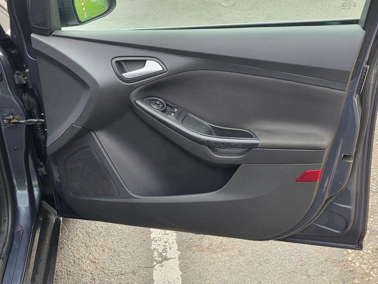 2013 Ford Focus 1.6 TDCi Zetec Euro 5 (s/s) 5dr Hatchback Diesel Manual