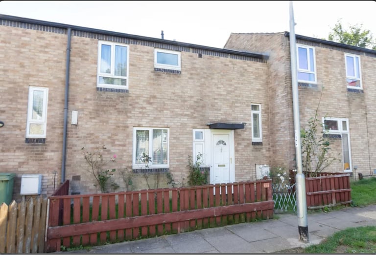 image for Spacious 3 Bedroom House | Fitted Kitchen | Garden | Parking | Minerva Way, Wellingborough - NN8