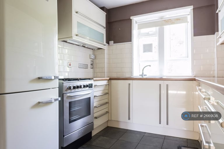 2 bedroom flat in Nunhead Lane, London, SE15 (2 bed) (#2669138)