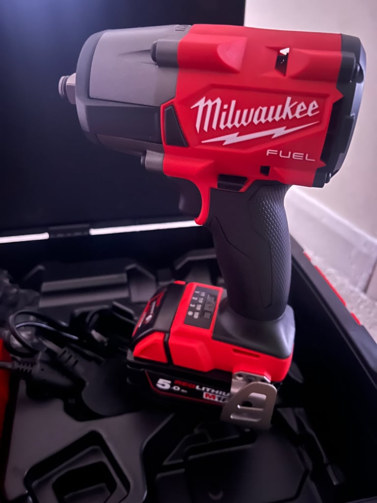 Milwaukee M18 FMTIW2F12-502X 18V FUEL 1/2” Mid-Torque Impact Wrench Kit (2x 5.0Ah Batteries)