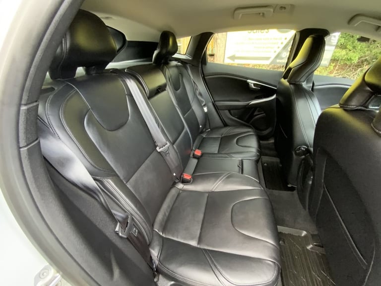 2014 Volvo V40 1.6 D2 SE Lux Nav Hatchback 5dr Diesel Manual Euro 5 (s/s) (115 ps) Hatchback Dies...