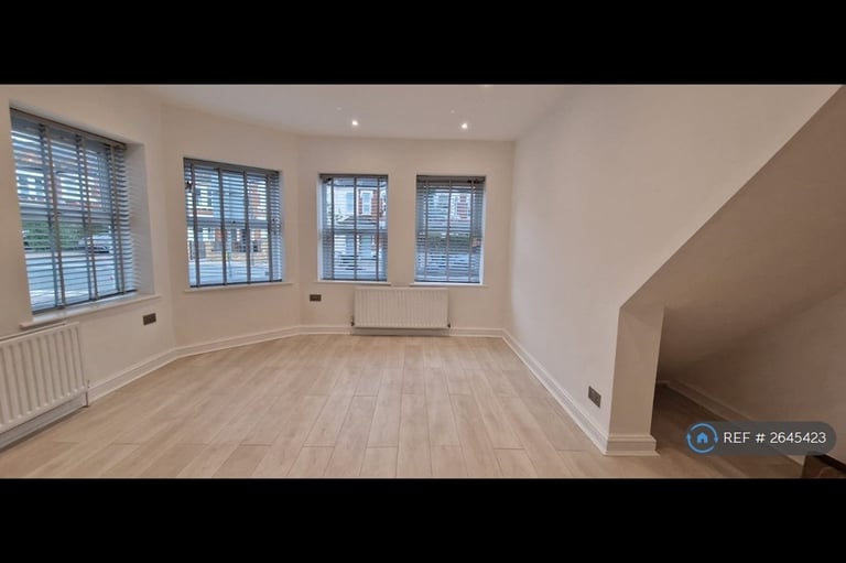 image for 2 bedroom flat in Earlsfield Road, London, SW18 (2 bed) (#2645423)