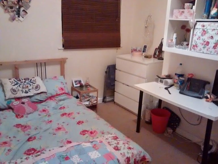 Double room in all female house in Roath. All bills included