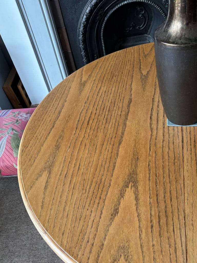 Gorgeous Oak Round Dining Table & Chairs