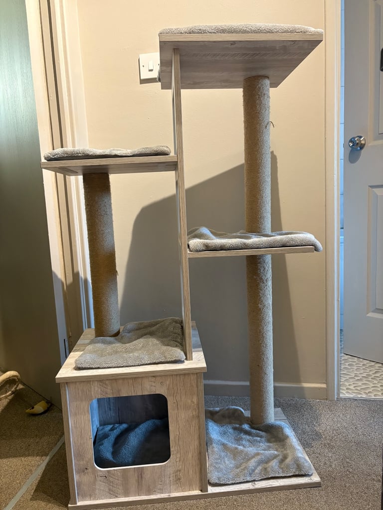 Large Cat bed and scratching post 
